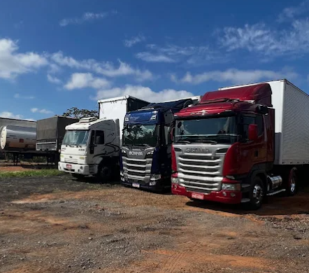 Frota de caminhões no pátio durante o dia