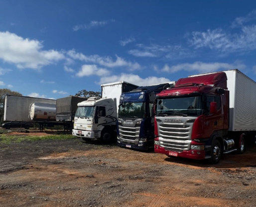 Pátio coberto com caminhões estacionados em Suzano